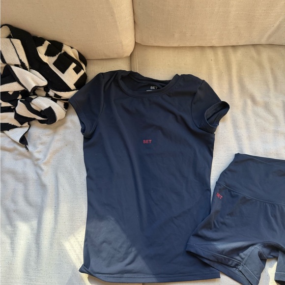 SET Active airluxe anchor shirt and biker shorts - Picture 3 of 6